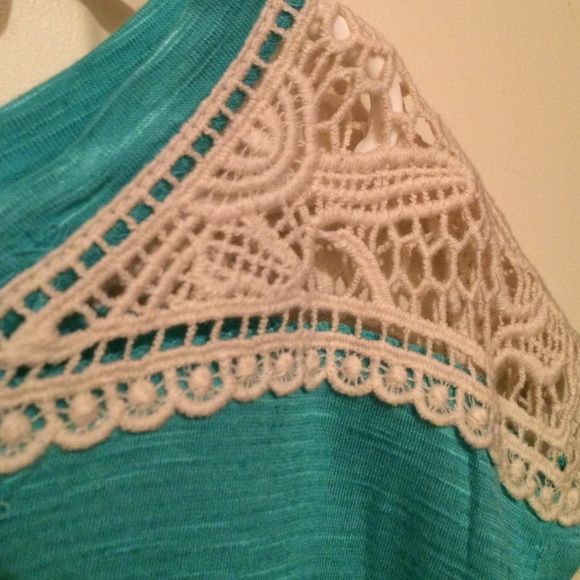 BRAND NEW Crocheted teal lace crochet shoulder top - Picture 3 of 4